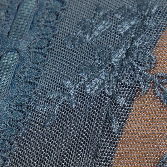 True Teal Embroidered Tie Front Top NEW Size M - Picture 2 of 6